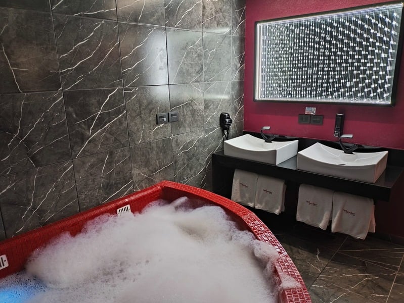 Interior de la habitación con jacuzzi, Red Garden Hotel CDMX